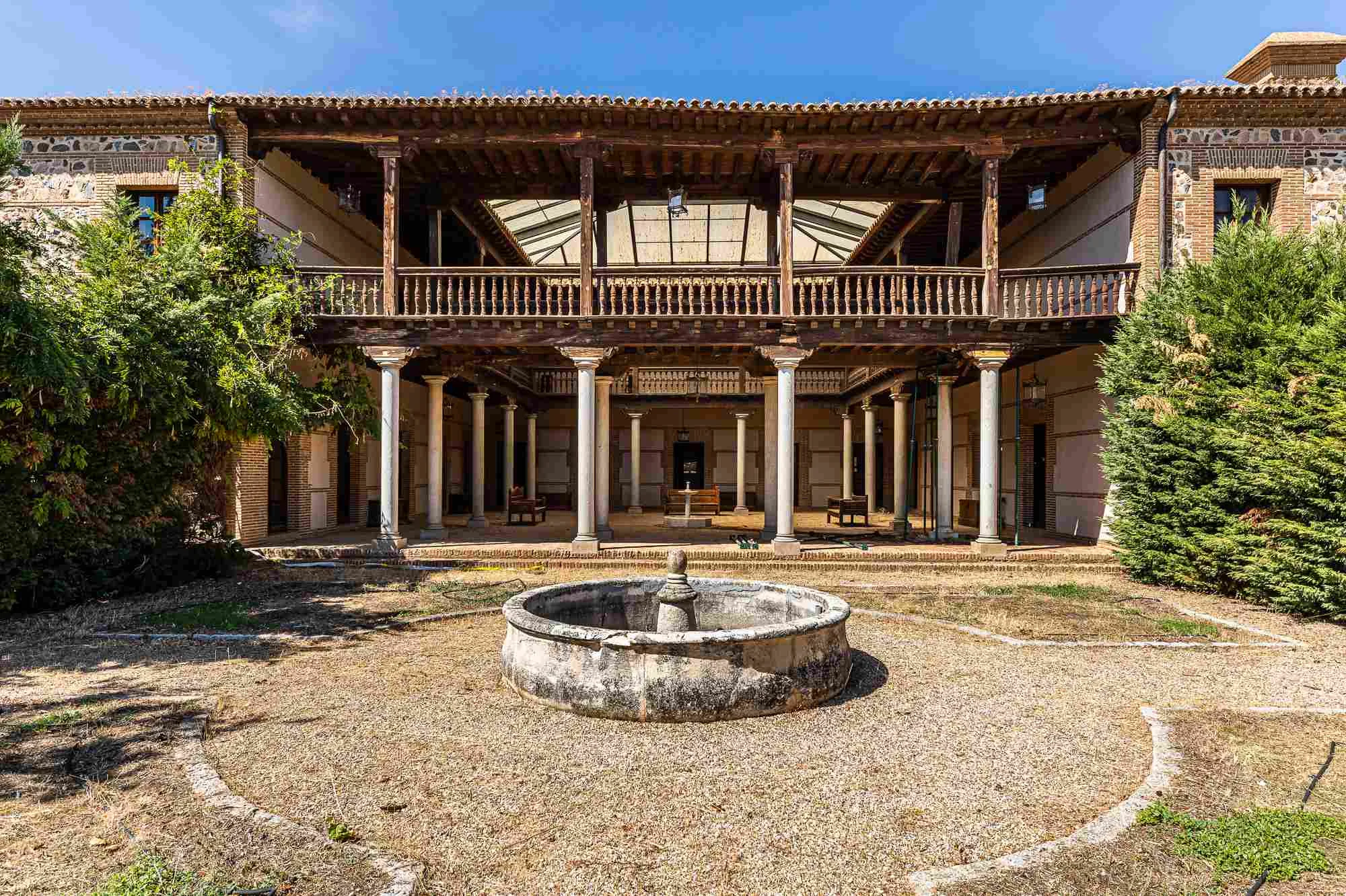 Patio de la Hacienda La Alamedilla preparado para una celebración